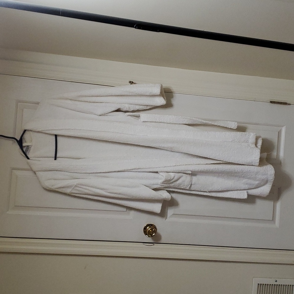 Robe. Like new. Large. Very thick and warm